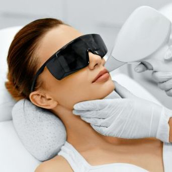 Pakiet 3 zabiegów epilacji laserowej – baków, brwi, górnej wargi i uszu